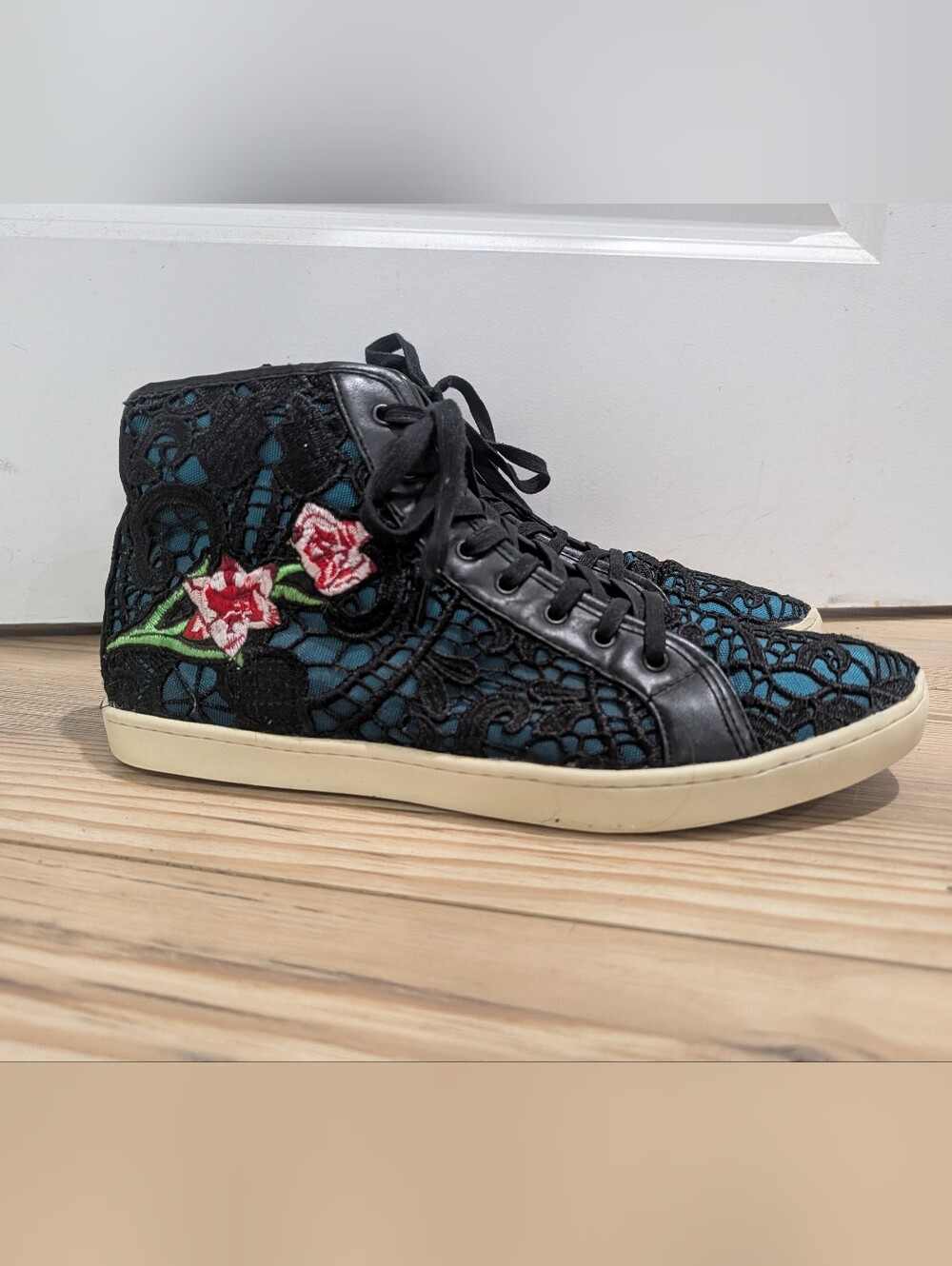 Steve Madden Men’s Black Lace Floral Rose High Top Sneakers Size 12 - Picture 2 of 10